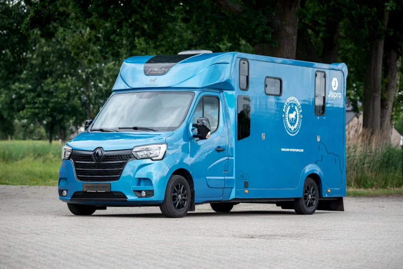 De blauwe paardenvrachtwagen van DMV EquiTransport